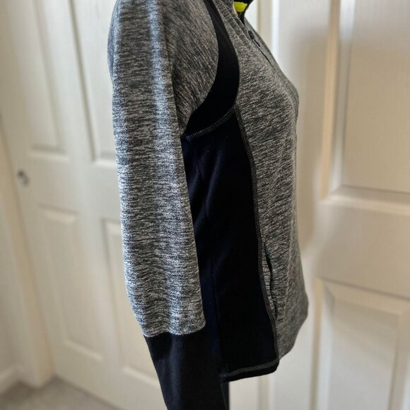 Women's Long-Sleeve Form-Fitting Athletic Top with Half Zip on the Front - Picture 4 of 8